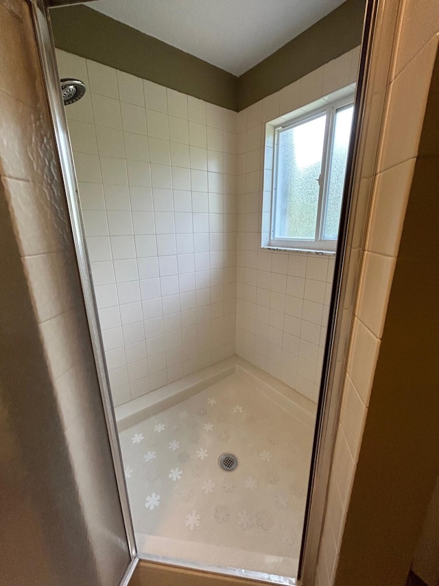 bathroom featuring tiled shower