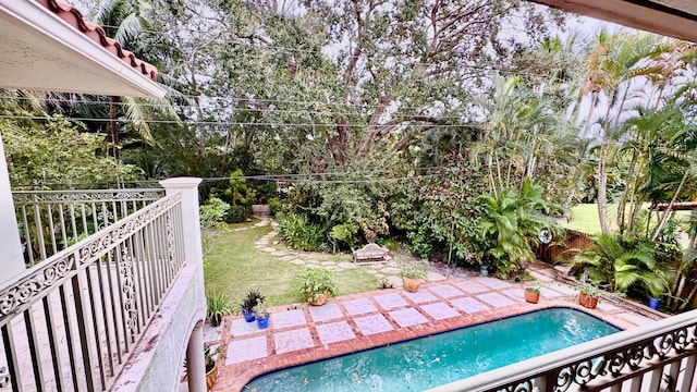 view of pool featuring a yard