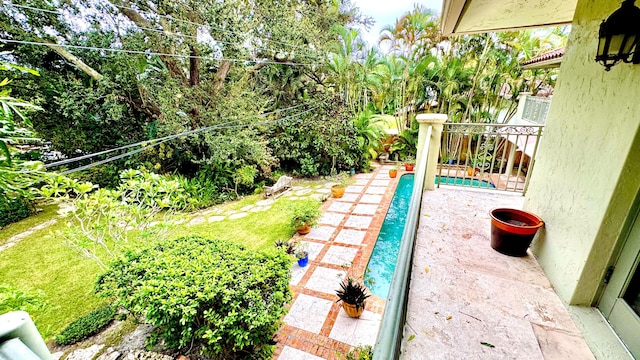 view of swimming pool with a lawn