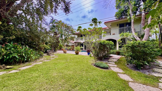 view of yard with a balcony