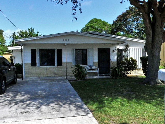 view of front of property featuring a porch and a front yard