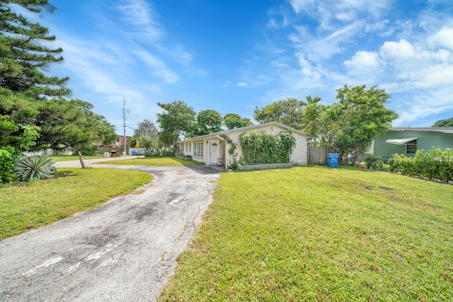 single story home featuring a front lawn