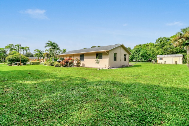 view of yard featuring a shed