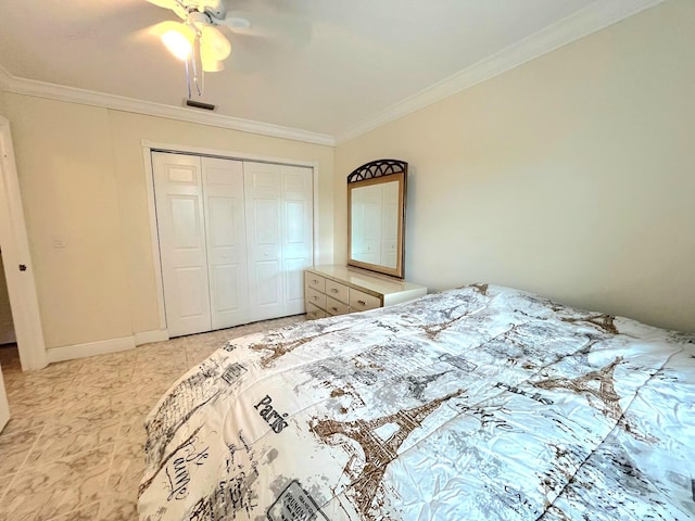 bedroom with ornamental molding, ceiling fan, and a closet