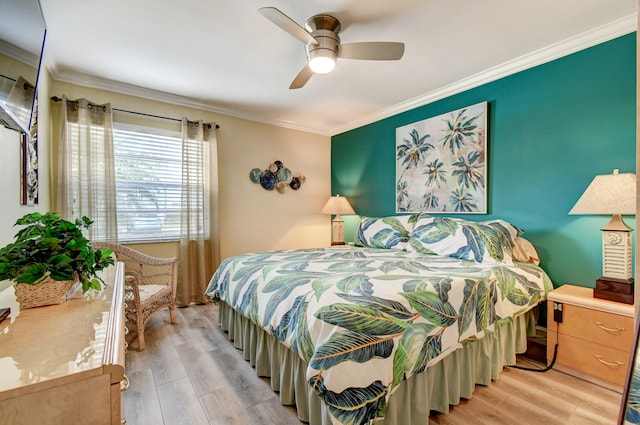 bedroom featuring ceiling fan, crown molding, and light hardwood / wood-style floors