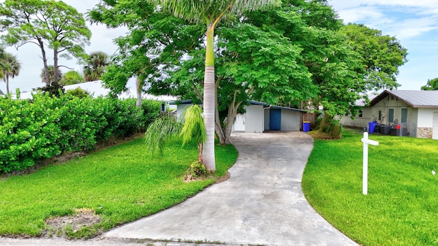 view of front of home featuring a front lawn