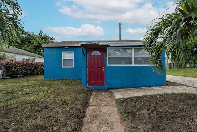 view of front of home featuring a front lawn