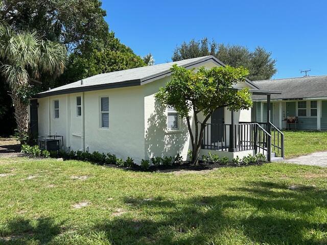 exterior space featuring a front yard