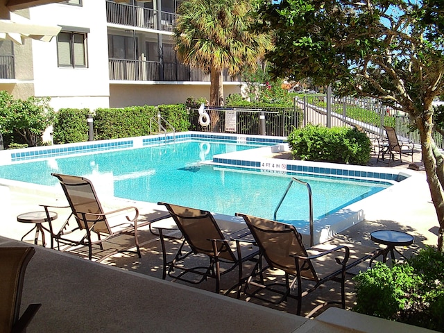 view of swimming pool