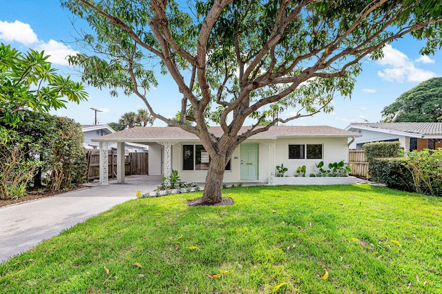 ranch-style house featuring a front yard