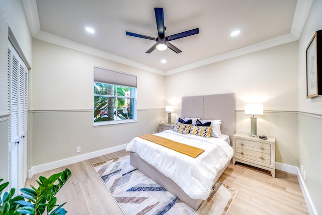 bedroom featuring ornamental molding, a closet, light hardwood / wood-style floors, and ceiling fan