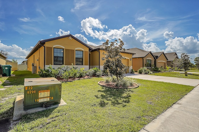 view of front facade featuring a front lawn