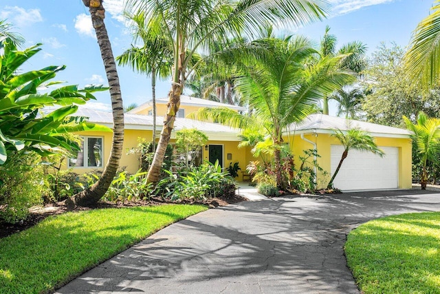 view of front of home featuring a front yard and a garage