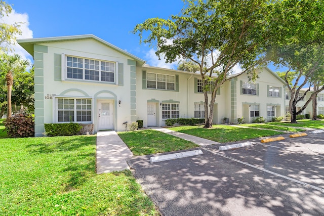 view of front of property featuring a front yard