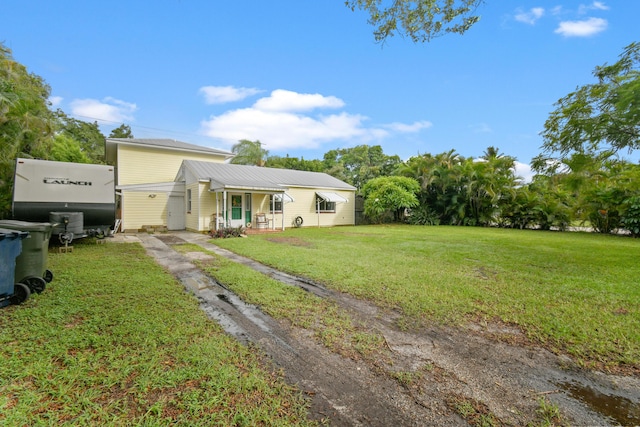 view of front of property featuring a front yard and covered porch