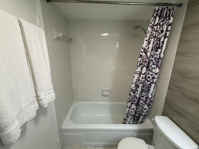 bathroom featuring toilet and shower / tub combo