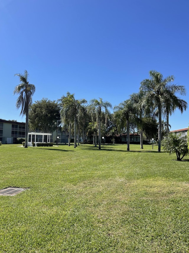 view of property's community featuring a lawn