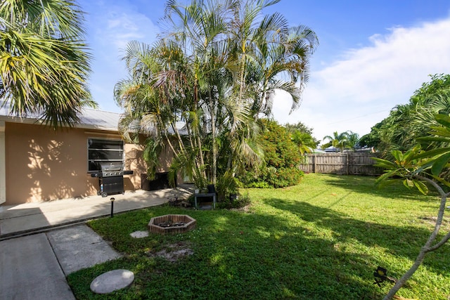 view of yard featuring a fire pit