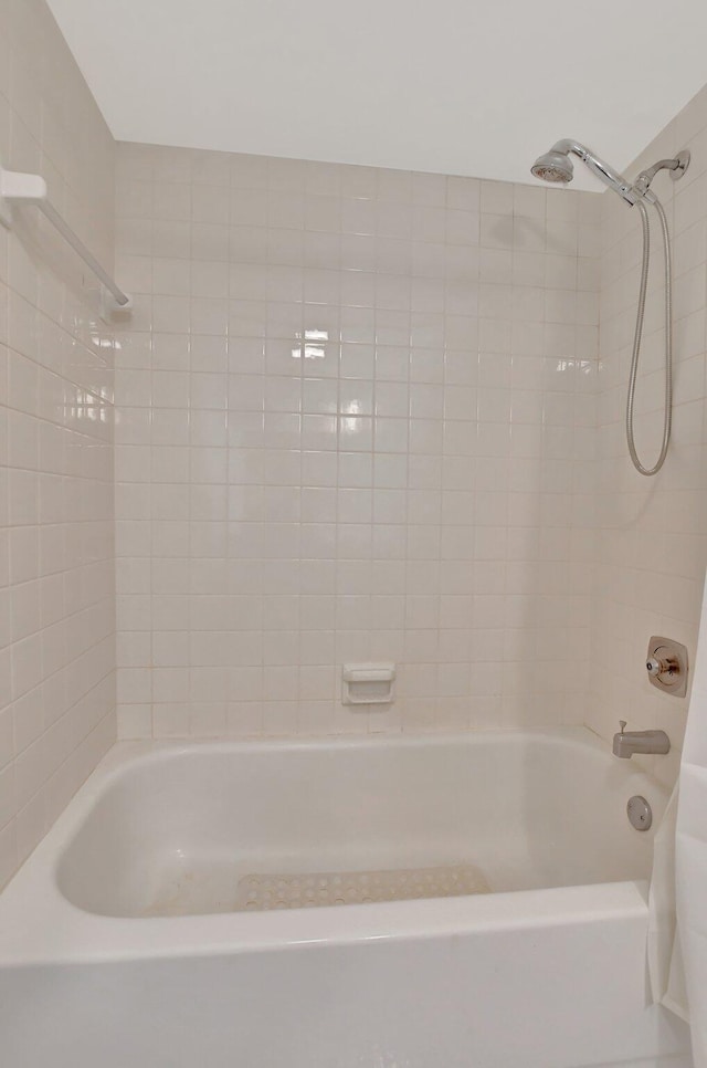 bathroom featuring tiled shower / bath