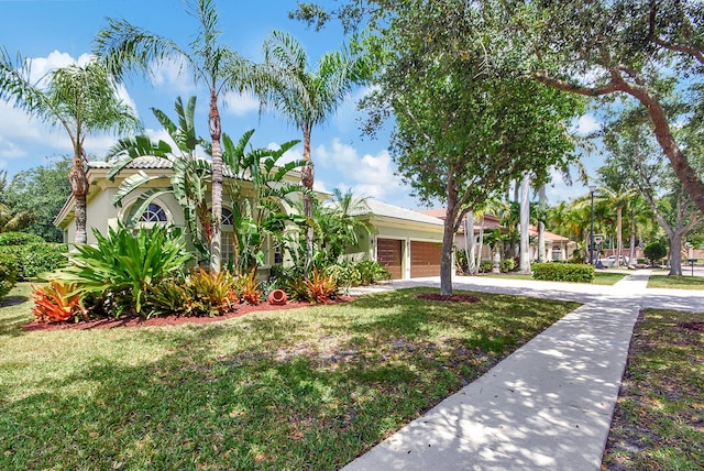 view of front of house featuring a front lawn