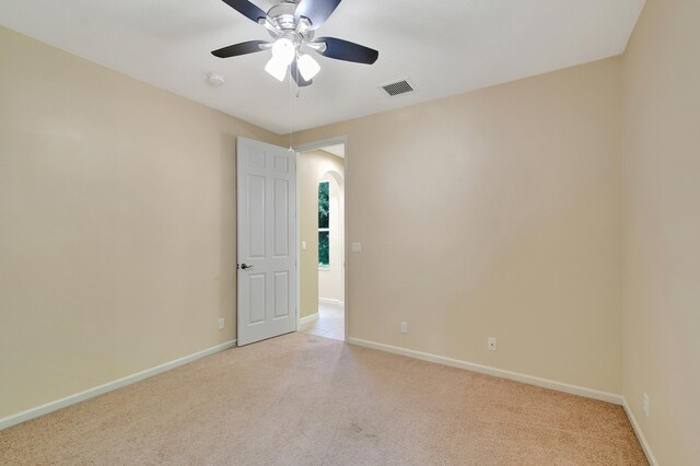 carpeted empty room featuring ceiling fan