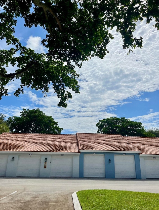 view of front of property featuring a garage