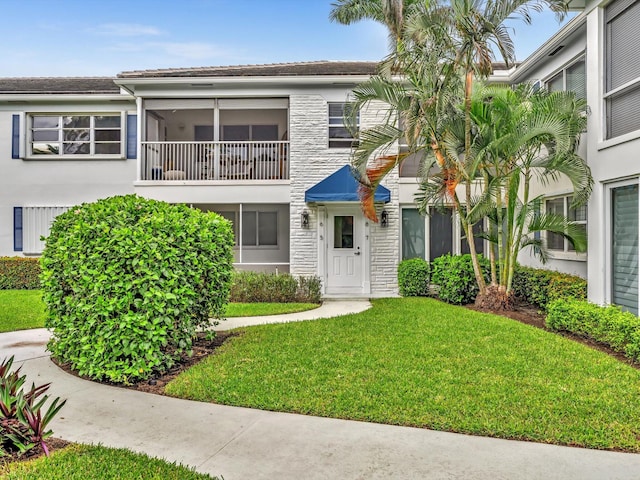 view of front of home with a front lawn