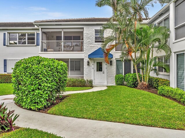 1015 Ingraham Ave Unit 6, Delray Beach, FL 33483 - view of property with a front lawn and stucco siding