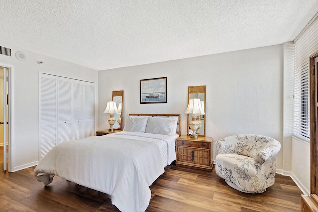 bedroom featuring a textured ceiling, hardwood / wood-style flooring, and a closet