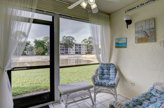 sunroom with ceiling fan