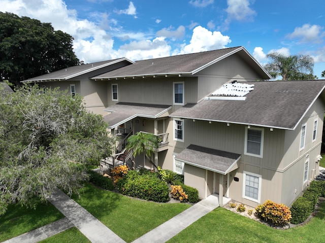 view of front of property with a front lawn