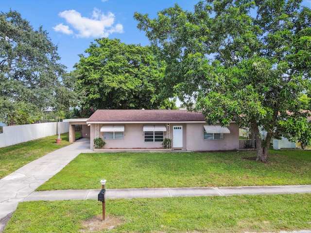 view of front of home featuring a front yard and a carport