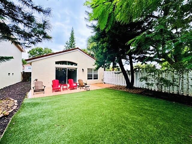 view of yard with a patio