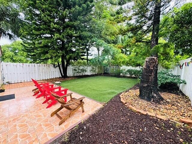 view of yard featuring a patio