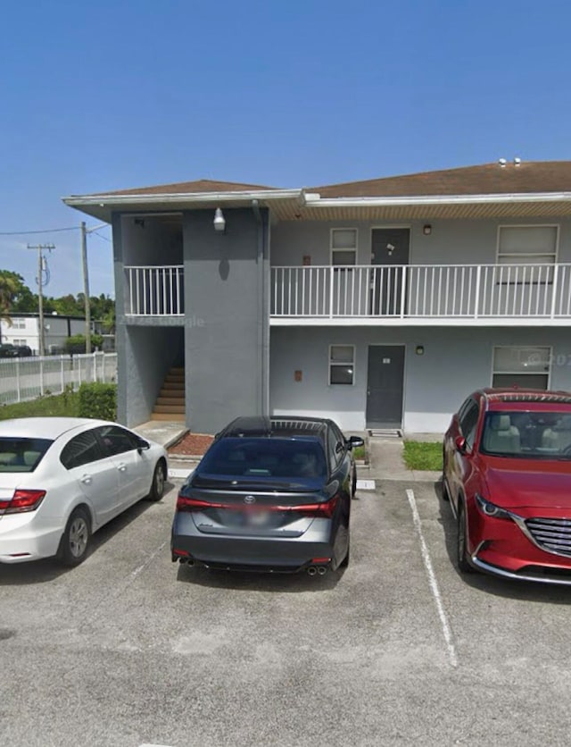 view of front of property featuring a balcony