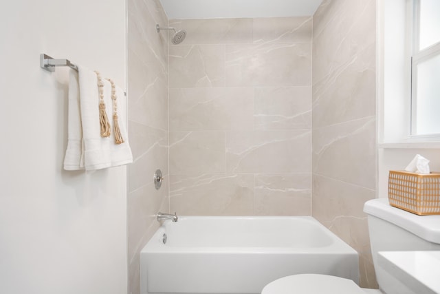 bathroom with tiled shower / bath and toilet