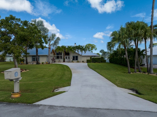 view of front of house featuring a front lawn