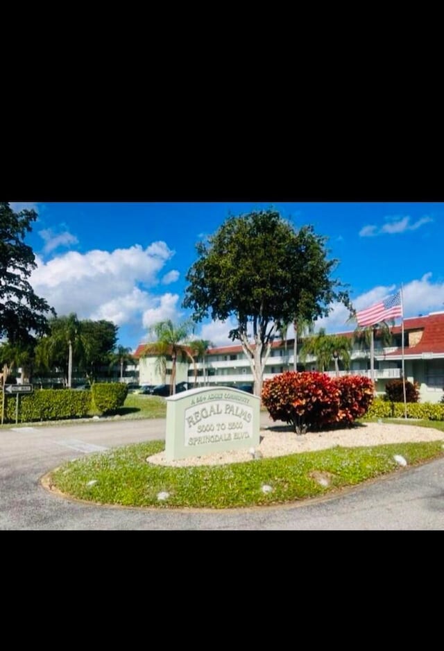 view of community / neighborhood sign