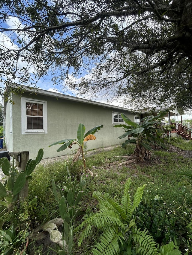 view of side of property featuring a lawn