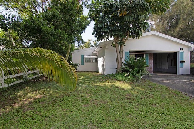 view of front facade featuring a front yard