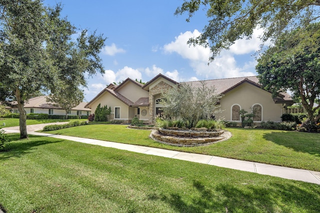 view of front of property featuring a front lawn