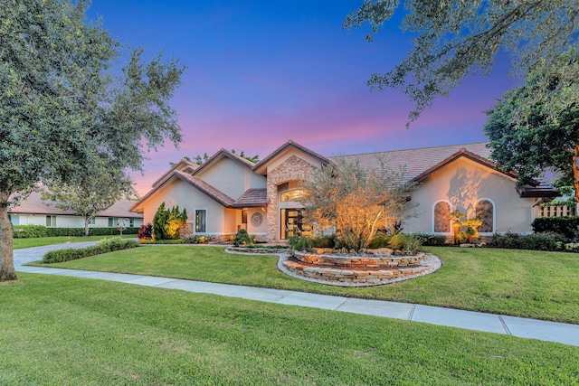 view of front of property featuring a yard