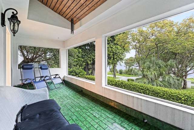 sunroom with lofted ceiling