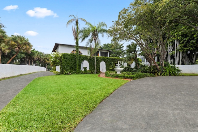 view of front of property with a front yard