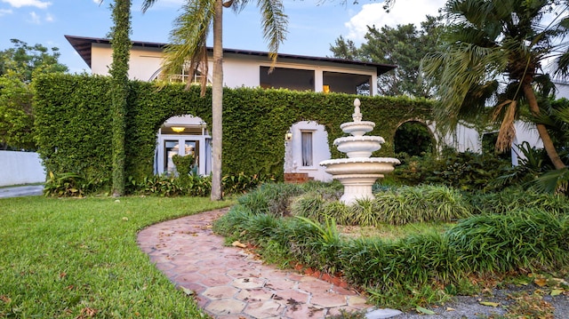 view of front of home featuring a front lawn