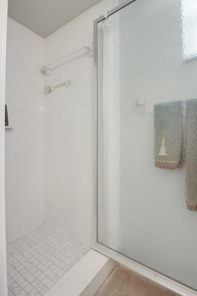 bathroom featuring a tile shower