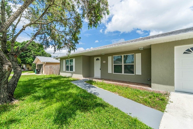 single story home with a front lawn