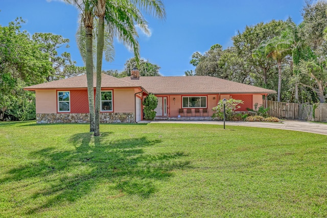 ranch-style home featuring a front lawn