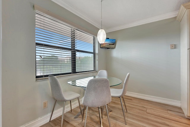 dining area featuring ornamental molding, light hardwood / wood-style flooring, and plenty of natural light