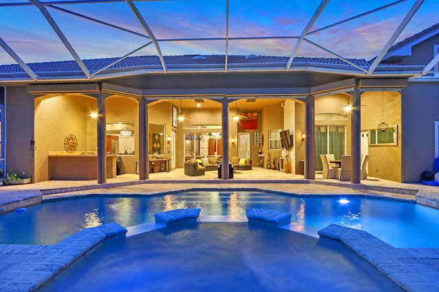 pool at dusk with a patio, an in ground hot tub, a lanai, and ceiling fan